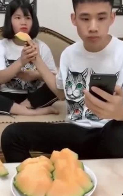 网红弟弟吃瓜图片搞笑,笑料横生引网友爆笑